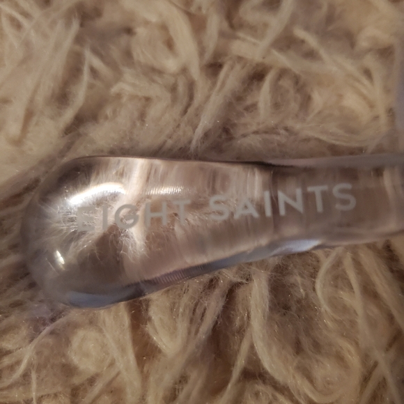 TOOL YOU USE WITH A MOISTURIZER - Picture 2 of 3